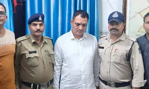 Indore : खजराना धोखाधड़ी मामले में अनवर कादरी को पांच दिन की पुलिस रिमांड पर भेजा गया Indore : खजराना धोखाधड़ी मामले में अनवर कादरी को पांच दिन की पुलिस रिमांड पर भेजा गया