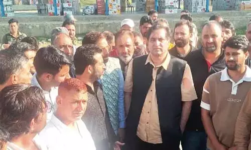 सज्जाद लोन का हंदवाड़ा दौरा, बोले सरकार NH44 बहाल करने में नाकाम सज्जाद लोन का हंदवाड़ा दौरा, बोले सरकार NH44 बहाल करने में नाकाम