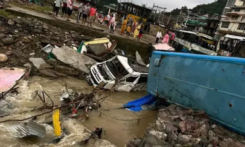 भारी बारिश से तबाही, कई गाड़ियां पानी में बही