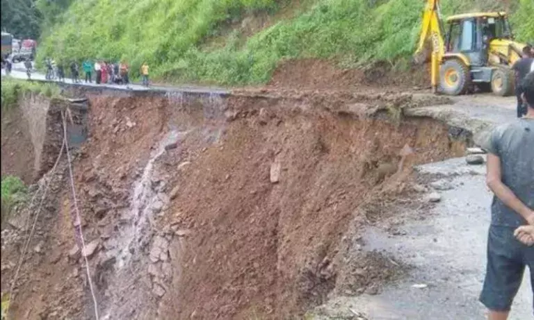 Manipur में भूस्खलन और बाढ़ से घाटी का संपर्क टूटा, राष्ट्रीय राजमार्ग अवरुद्ध