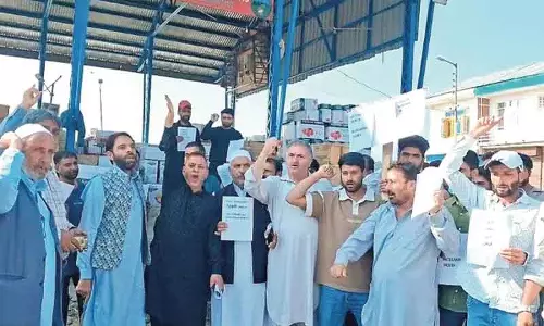 राष्ट्रीय राजमार्ग बंद, कश्मीर में सेब उत्पादक सड़क पर उतरे, मंडियां सूनी