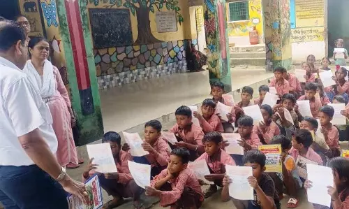 Bareilly: स्कूल और क्रॉसिंग सुरक्षा के लिए रेलवे ने शिक्षा अदालत लागू की Bareilly: स्कूल और क्रॉसिंग सुरक्षा के लिए रेलवे ने शिक्षा अदालत लागू की