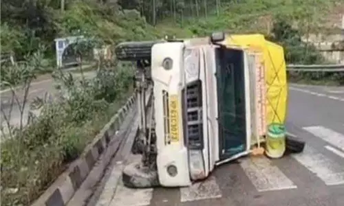Himachal: दर्दनाक सड़क हादसा,सेब से भरी एक पिकअप गाड़ी पलटी Himachal: दर्दनाक सड़क हादसा,सेब से भरी एक पिकअप गाड़ी पलटी