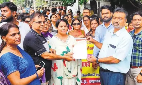 Bareilly: टीईटी अनिवार्यता पर शिक्षकों का विरोध प्रदर्शन Bareilly: टीईटी अनिवार्यता पर शिक्षकों का विरोध प्रदर्शन