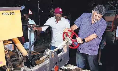 गड्ढों की मरम्मत पर 1,100 करोड़ खर्च: विशेषज्ञों का कहना है कि इससे केवल ठेकेदारों और इंजीनियरों को फायदा होगा गड्ढों की मरम्मत पर 1,100 करोड़ खर्च: विशेषज्ञों का कहना है कि इससे केवल ठेकेदारों और इंजीनियरों को फायदा होगा