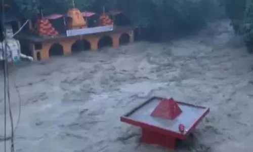 देहरादून में भारी बारिश; तमसा नदी उफान पर, टपकेश्वर महादेव मंदिर डूबा देहरादून में भारी बारिश; तमसा नदी उफान पर, टपकेश्वर महादेव मंदिर डूबा