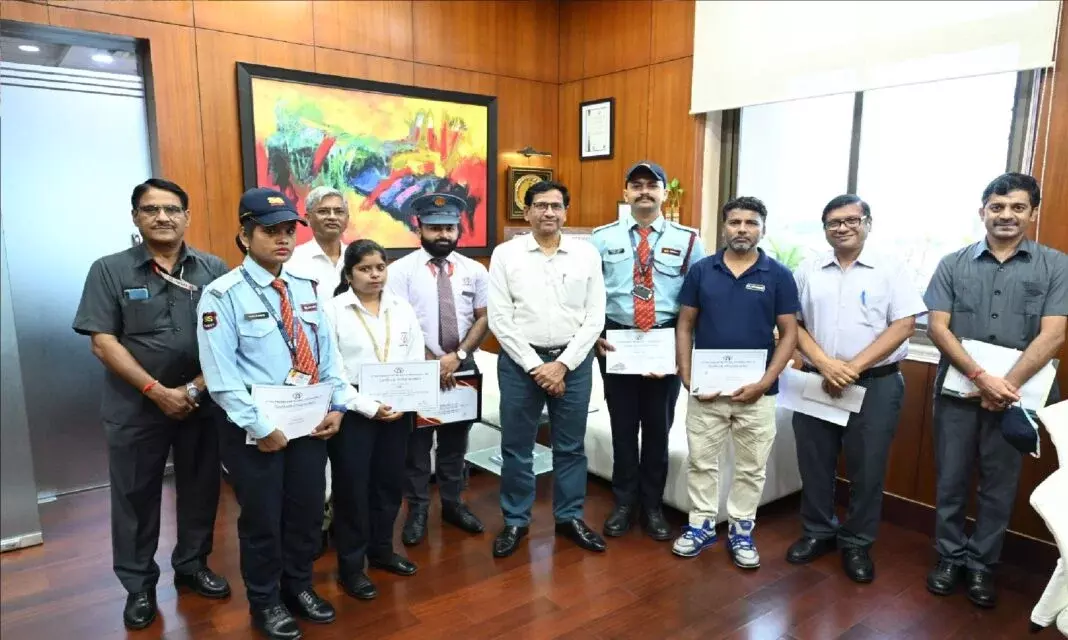 Lucknow: रुपए और आईपैड लौटाने पर कर्मचारी को पुरस्कार