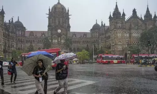 Mumbai: सपनों के शहर में गरज और बिजली के साथ मध्यम से भारी बारिश का अनुमान Mumbai: सपनों के शहर में गरज और बिजली के साथ मध्यम से भारी बारिश का अनुमान