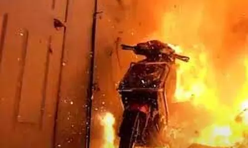UP News: ई-स्कूटी में विस्फोट के बाद लगी आग, जिंदा जले बुजुर्ग दंपत्ति UP News: ई-स्कूटी में विस्फोट के बाद लगी आग, जिंदा जले बुजुर्ग दंपत्ति