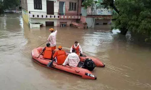 सुनिश्चित करें कि NRI के बाढ़ राहत कार्य में कोई बाधा न आए
