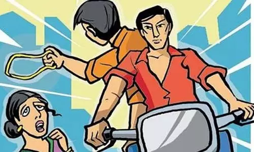 बेंगलुरु में चेन चोरों ने फिर किया हमला: महिला पर चाकू से हमला, सोने की चेन छीनकर फरार बेंगलुरु में चेन चोरों ने फिर किया हमला: महिला पर चाकू से हमला, सोने की चेन छीनकर फरार