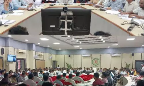 प्रधानमंत्री आवास योजना : ग्रामीण की प्रगति को लेकर जिला पंचायत महासमुंद में समीक्षा बैठक प्रधानमंत्री आवास योजना : ग्रामीण की प्रगति को लेकर जिला पंचायत महासमुंद में समीक्षा बैठक