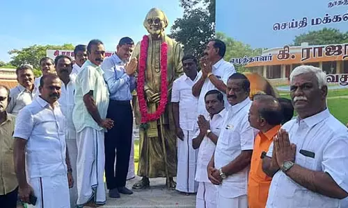 लेखक के.आर. का जन्मदिन: प्रतिमा पर श्रद्धांजलि अर्पित लेखक के.आर. का जन्मदिन: प्रतिमा पर श्रद्धांजलि अर्पित