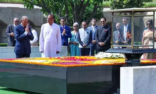 मॉरीशस के प्रधानमंत्री ने राजघाट पर महात्मा गांधी को श्रद्धांजलि अर्पित की मॉरीशस के प्रधानमंत्री ने राजघाट पर महात्मा गांधी को श्रद्धांजलि अर्पित की