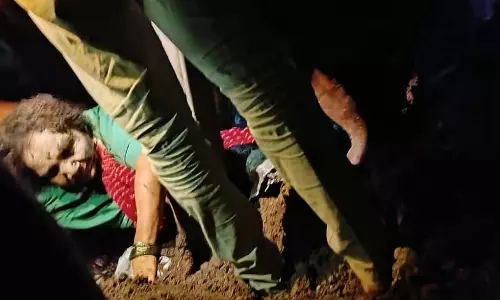 Karnataka : भारी बारिश के कारण अचानक मकान ढहने से एक परिवार बाल-बाल बच गया Karnataka : भारी बारिश के कारण अचानक मकान ढहने से एक परिवार बाल-बाल बच गया