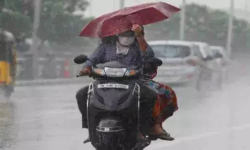 अचानक हुई बारिश ने Chennai में सुबह के व्यस्त समय को बाधित कर दिया अचानक हुई बारिश ने Chennai में सुबह के व्यस्त समय को बाधित कर दिया