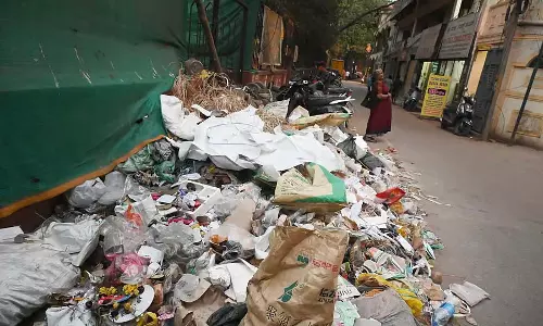 कूड़ा फैलाने वालों के खिलाफ अभिनव अभियान: सड़कों पर कूड़ा, घरों के सामने कूड़ा