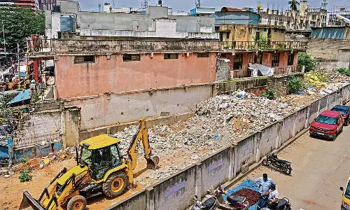 खाली जगह पर निर्माण अपशिष्ट: व्यापारियों की शिकायत