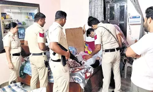 दिल्ली-हरियाणा में 25 जगह पुलिस छापेमारी, छह गिरफ्तार दिल्ली-हरियाणा में 25 जगह पुलिस छापेमारी, छह गिरफ्तार