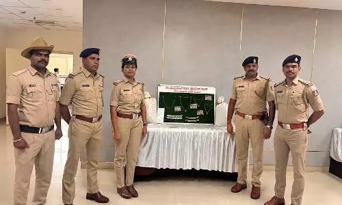 Bengaluru : ड्रग्स लेने के आरोप में आठ ग्राहक गिरफ्तार Bengaluru : ड्रग्स लेने के आरोप में आठ ग्राहक गिरफ्तार
