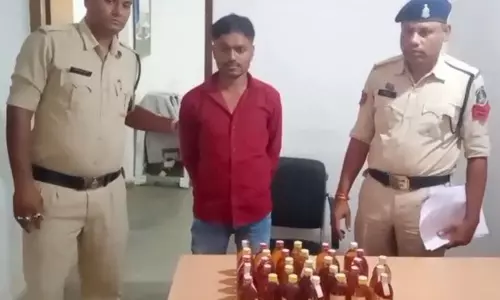 मड़ेली गांव के भाटापारा में शराब कोचिया गिरफ्तार, पुलिस को देखकर भागे ग्राहक