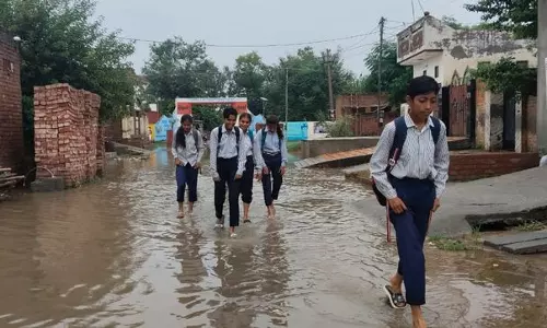 Haryana : हिसार गांव में छात्रों को स्कूल पहुंचने में हो रही है परेशानी