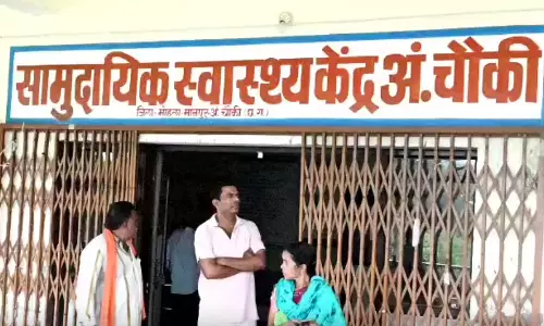 खेत में मृत पड़ा था शख्स, ढूंढते-ढूंढते पहुंचे पत्नी और बेटा भी आए चपेट में