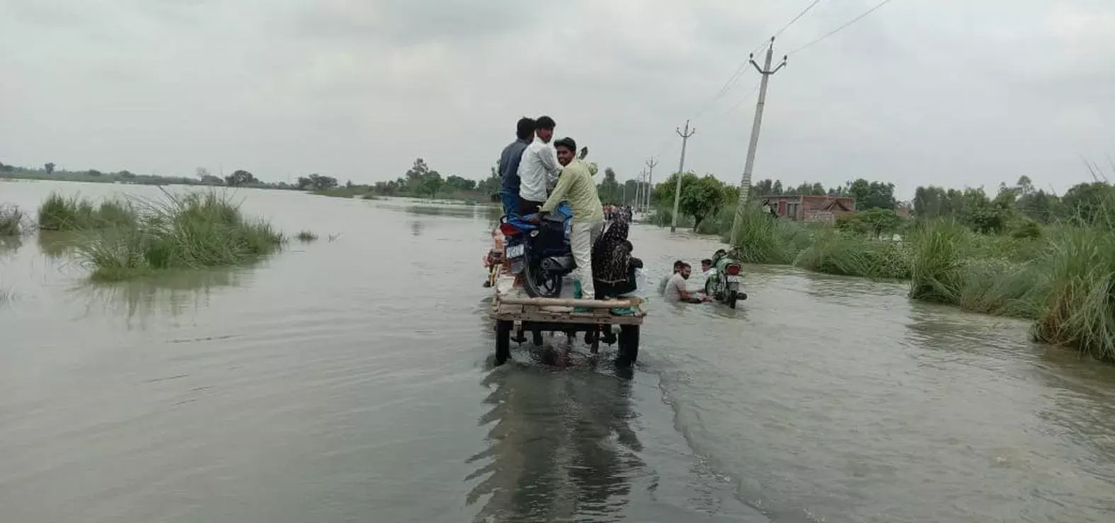 Farrukhabad: बाढ़ घटने के बाद भी 48 गांव जलमग्न Farrukhabad: बाढ़ घटने के बाद भी 48 गांव जलमग्न