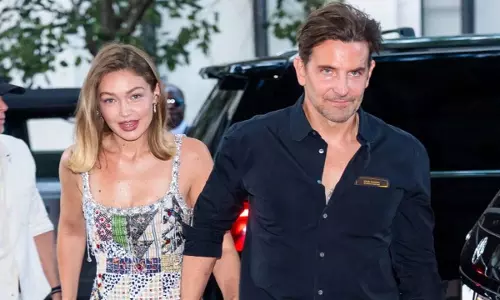 Bradley Cooper और गीगी हदीद न्यूयॉर्क शहर में साथ-साथ घूमते हुए Bradley Cooper और गीगी हदीद न्यूयॉर्क शहर में साथ-साथ घूमते हुए