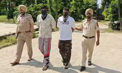 पुलिस ने हेरोइन के साथ दो नशा तस्करों को गिरफ्तार किया पुलिस ने हेरोइन के साथ दो नशा तस्करों को गिरफ्तार किया