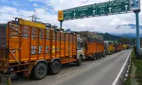 Srinagar-Jammu हाईवे बंद, कश्मीर में जनजीवन अस्त-व्यस्त