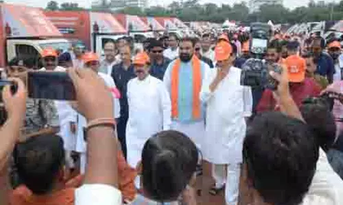 BJP नेताओं ने पटना से चलो जीते हैं रथ को हरी झंडी दिखाकर रवाना किया