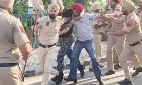 Punjab: सीएम आवास घेरने पहुंचे असिस्टेंट प्रोफेसर