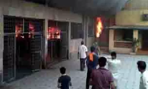 Santoshpur: स्टेशन पर भीषण आग, सियालदह दक्षिण खंड में ट्रेन सेवा ठप
