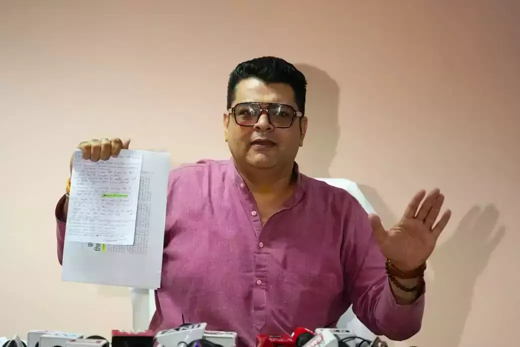New Delhi: एमसीडी निदेशक के तबादले पर सियासी बवाल