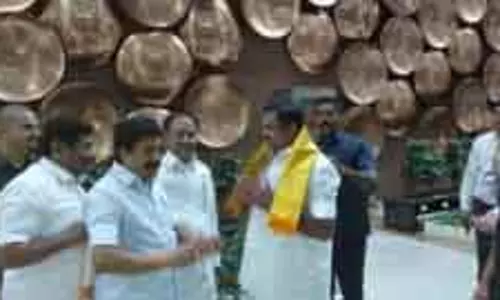 ईपीएस सीपीआर को बधाई देने दिल्ली रवाना, अमित शाह से मुलाकात से इनकार ईपीएस सीपीआर को बधाई देने दिल्ली रवाना, अमित शाह से मुलाकात से इनकार