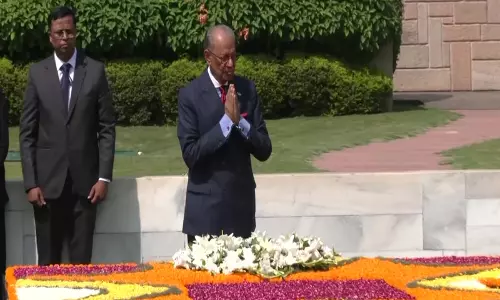 Mauritius के प्रधानमंत्री नवीन रामगुलाम ने राजघाट पर महात्मा गांधी को दी श्रद्धांजलि