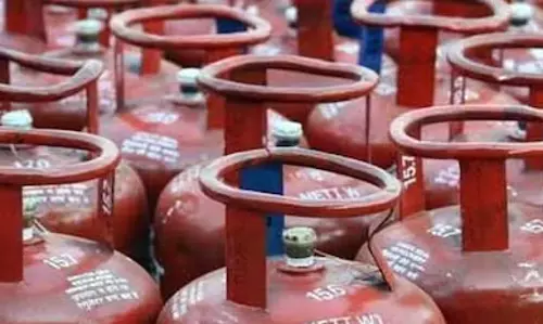 57 गैस सिलेंडर जब्त, होटल और ढाबों में खाद्य विभाग की रेड