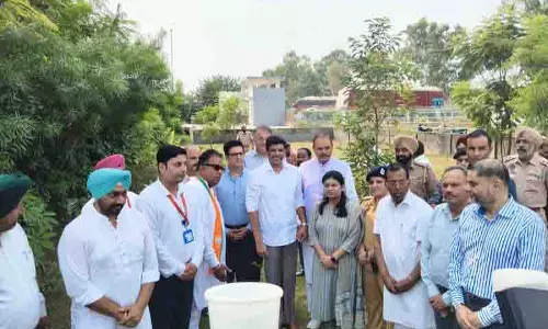 Jalandhar: केंद्रीय मंत्री ने बाढ़ प्रभावित क्षेत्रों और औद्योगिक इकाइयों का दौरा किया Jalandhar: केंद्रीय मंत्री ने बाढ़ प्रभावित क्षेत्रों और औद्योगिक इकाइयों का दौरा किया