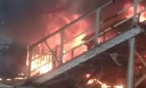 South 24 Parganas: संतोषपुर स्टेशन पर आग, कई दुकानें जलकर खाक South 24 Parganas: संतोषपुर स्टेशन पर आग, कई दुकानें जलकर खाक