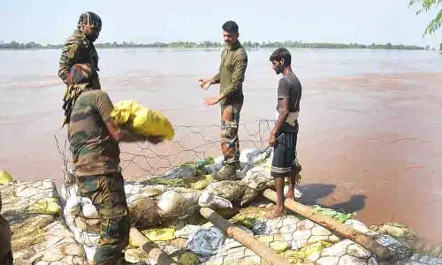 प्रशासन ने Mandla Chhana village में धुस्सी बांध को मजबूत करने के लिए सेना की मदद मांगी प्रशासन ने Mandla Chhana village में धुस्सी बांध को मजबूत करने के लिए सेना की मदद मांगी