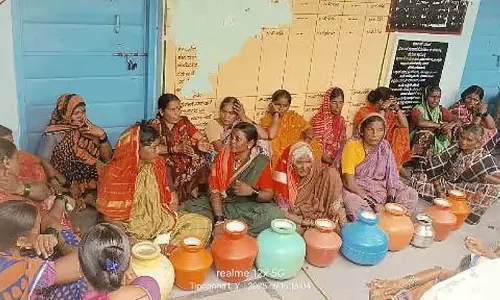 Yadgir : पेयजल के लिए पंचायत पर ताला जड़ने पर महिलाओं ने किया प्रदर्शन Yadgir : पेयजल के लिए पंचायत पर ताला जड़ने पर महिलाओं ने किया प्रदर्शन