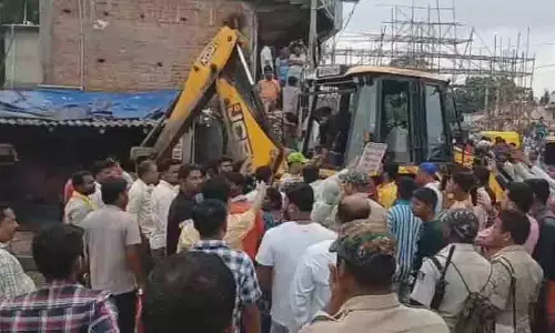 Bhadrak: अतिक्रमण हटाने पर बवाल, दुकानदारों ने किया प्रदर्शन