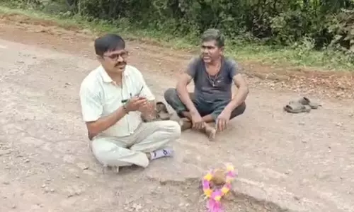 सड़क को नारियल चढ़ाया, अगरबत्ती जलाकर शख्स करने लगा पूजा-पाठ सड़क को नारियल चढ़ाया, अगरबत्ती जलाकर शख्स करने लगा पूजा-पाठ