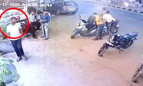 Bhubaneswar: महिला पर सड़क पर टूटा कहर, लात-घूंसों से बेरहमी से पीटा गया Bhubaneswar: महिला पर सड़क पर टूटा कहर, लात-घूंसों से बेरहमी से पीटा गया