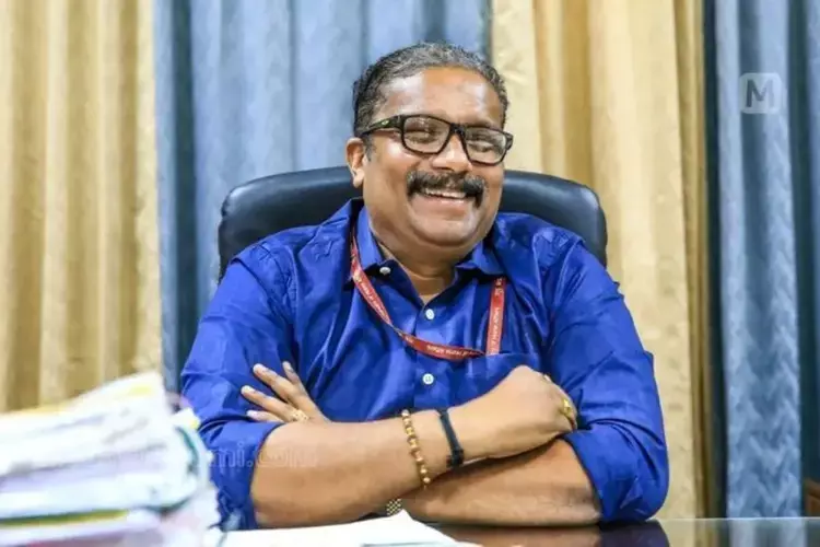 Kerala  सरकार के आईएएस अधिकारी बी अशोक के तबादले के आदेश पर रोक लगा दी है