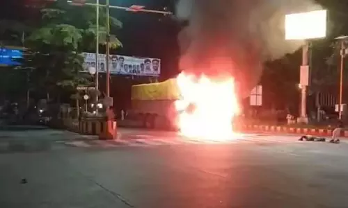 तेज रफ्तार ट्रक ने कई वाहनों को टक्कर मारी, तीन की मौत, आठ घायल तेज रफ्तार ट्रक ने कई वाहनों को टक्कर मारी, तीन की मौत, आठ घायल
