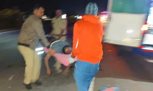 Karnataka : ओवरटेक करने की कोशिश में निजी बस पलटी, दो की मौत Karnataka : ओवरटेक करने की कोशिश में निजी बस पलटी, दो की मौत