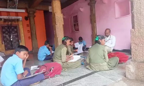टपकता स्कूल का कमरा: कक्षाओं के लिए मंदिर ही एकमात्र सहारा टपकता स्कूल का कमरा: कक्षाओं के लिए मंदिर ही एकमात्र सहारा