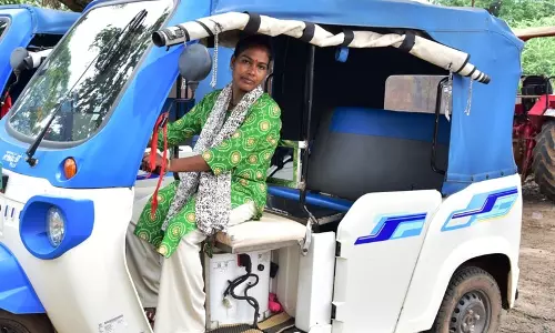 दीदी ई रिक्शा योजना से आदिलक्ष्मी को मिली नई राह दीदी ई रिक्शा योजना से आदिलक्ष्मी को मिली नई राह